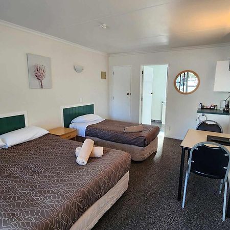 Bulls Motel & Holiday Park Halcombe Exterior photo