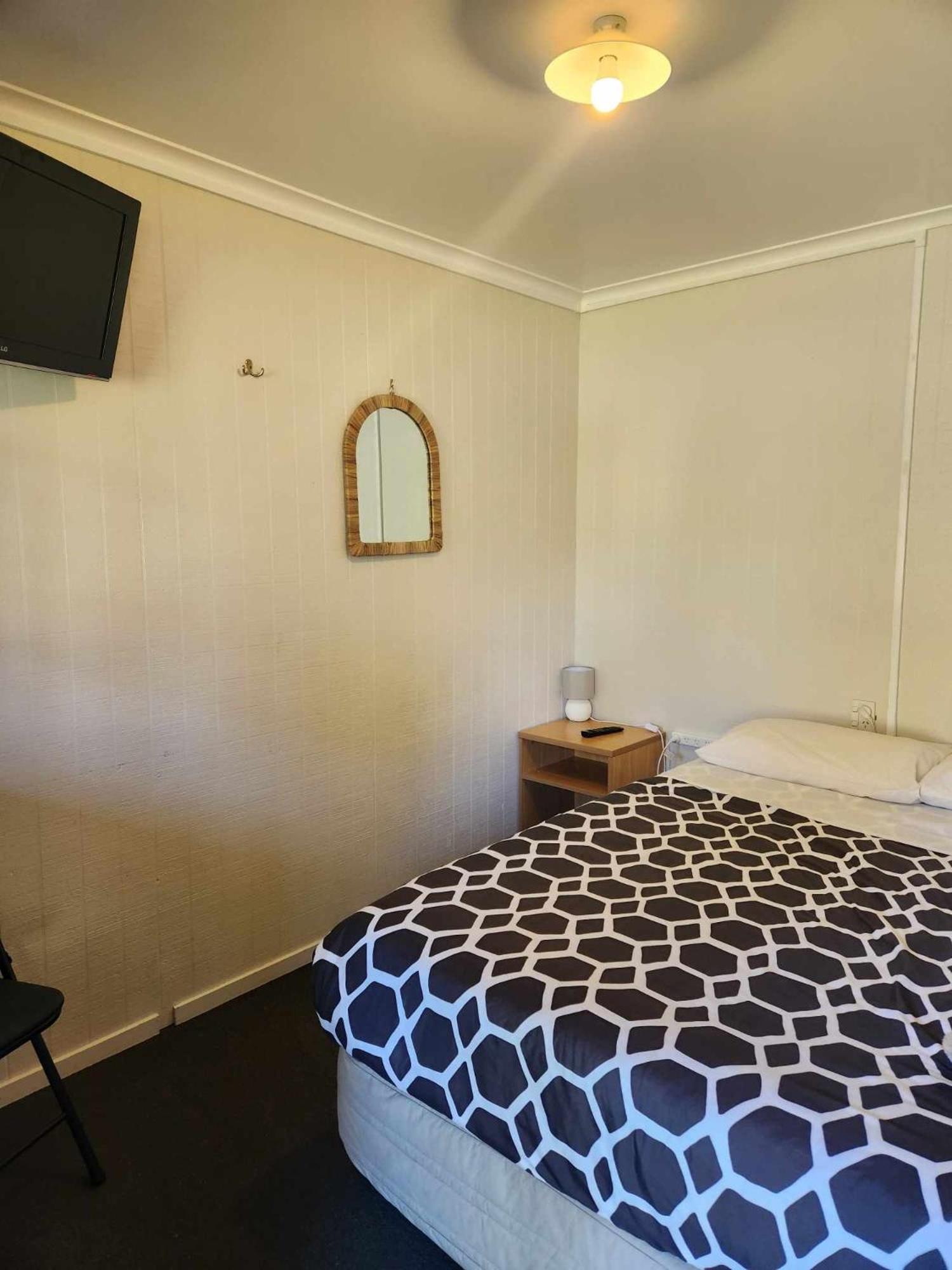 Bulls Motel & Holiday Park Halcombe Exterior photo