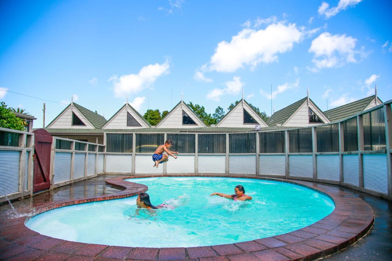 Bulls Motel & Holiday Park Halcombe Exterior photo